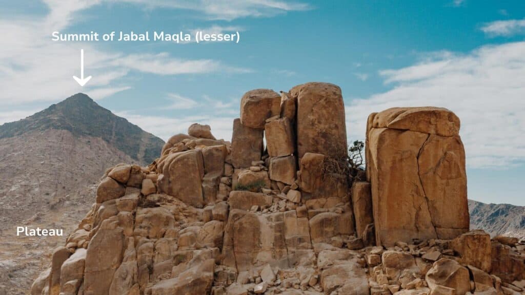 Labeled view of Jabal Maqla: the plateau of the seventy elders in the foreground, with an arrow pointing to the mountain's lesser summit rising behind it.